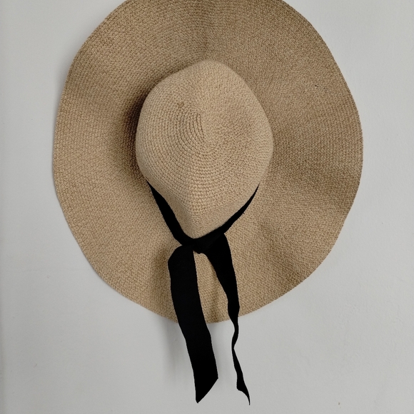 Straw hat with black ribbon - Picture 3 of 5
